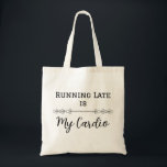 Att Springa Sent är Min Kondition Tygkasse<br><div class="desc">Omfamna stressen med designen "Running Late is My Cardio"! Perfekt för dem som alltid verkar vara på språng,  gör denna humoristiska T-shirt ett roligt statement. En bra present till alla med en hektisk livsstil,  eller de som älskar att skratta åt att vara på modet sent!</div>