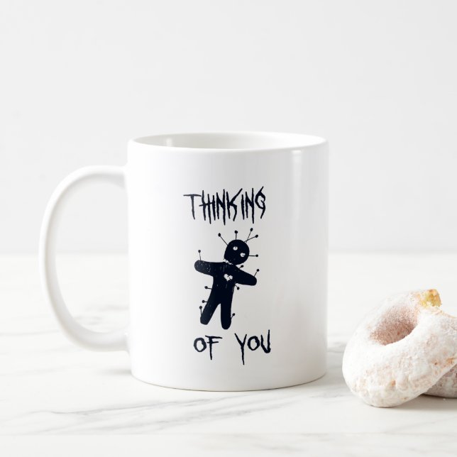 Att tänka på dig - Funny Halloween Voodoo Doll Kaffemugg (Med munk)