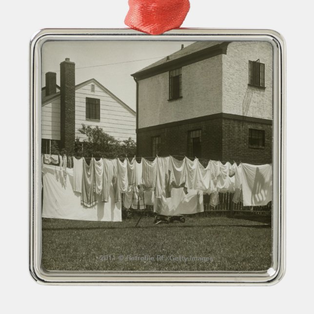 Att tvätta fodrar utanför hus julgransprydnad metall (Framsidan)