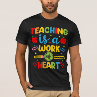 Att undervisa är ett hjärtearbete lärare gåva t shirt