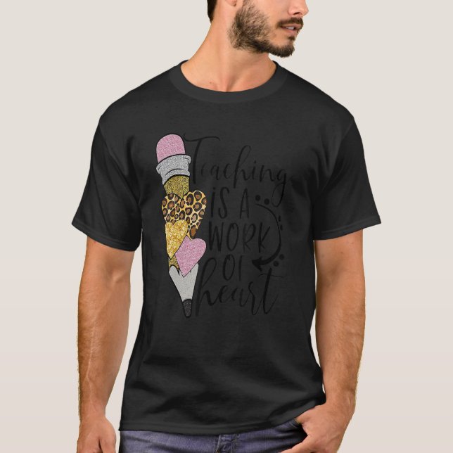 Att undervisa i valentines day är en hjärtslitande t shirt (Framsida)
