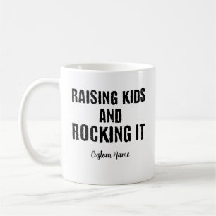 Att Uppfostra Barn Och Göra Det Med Stil Anpassat  Kaffemugg