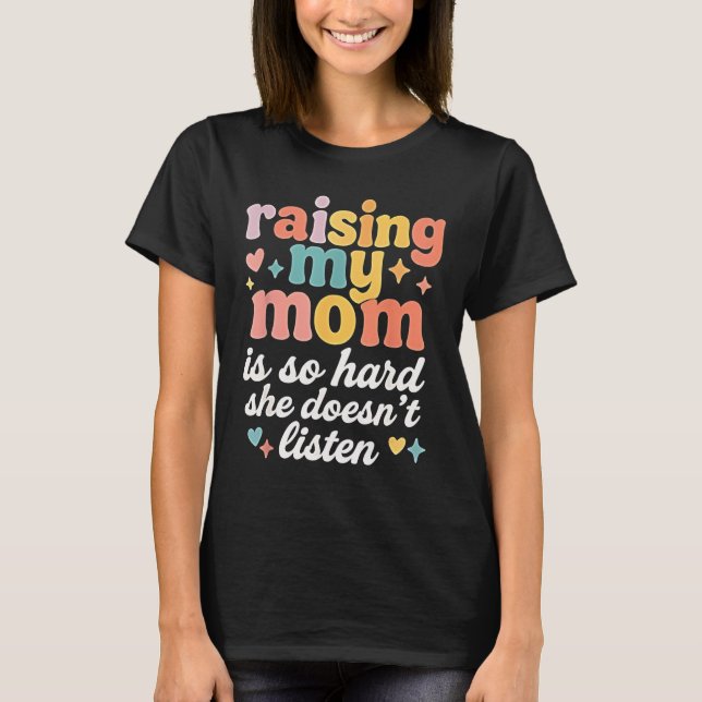 Att uppfostra min Mamma är så svårt att hon inte l T Shirt (Framsida)