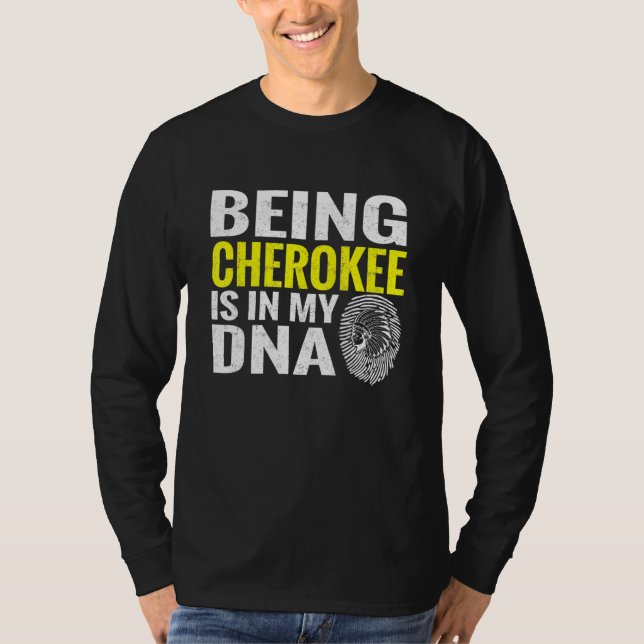 Att vara Cherokee ligger i min dna-bor Indian T Shirt (Framsida)