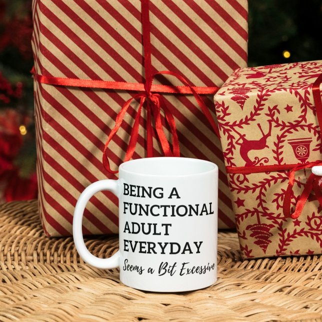 Att vara en funktionsduglig Vuxen varje dag verkar Mugg (Being a Functional Adult Everyday Seems a Bit Excessive Mug)