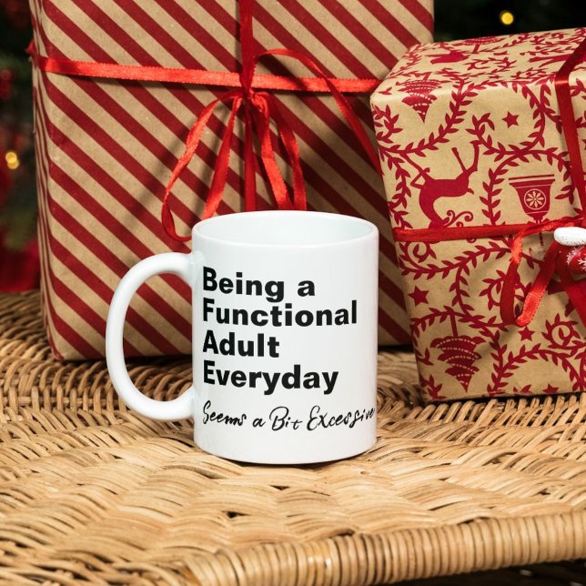 Att vara en funktionsduglig Vuxen varje dag verkar Mugg (Being a Functional Adult Everyday Seems a Bit Excessive Mug)