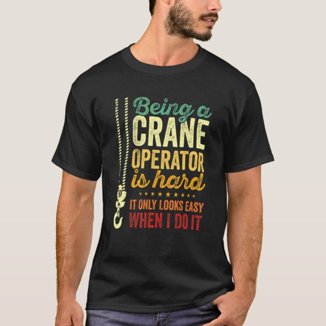 Att vara en kranoperatör verkar bara enkelt. t shirt (Framsida)