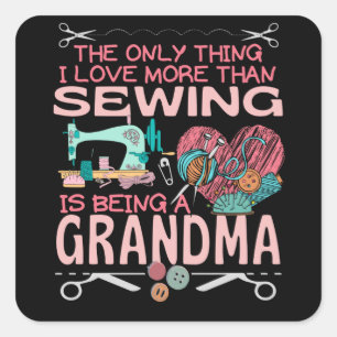 Att vara en syande mormor som syar granny fyrkantigt klistermärke