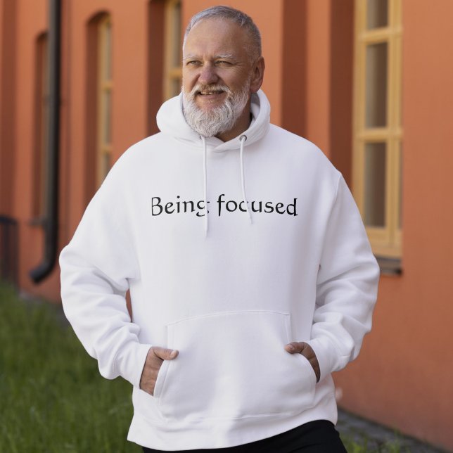Att vara fokuserad minimalistcitat hoodie (Skapare uppladdad)