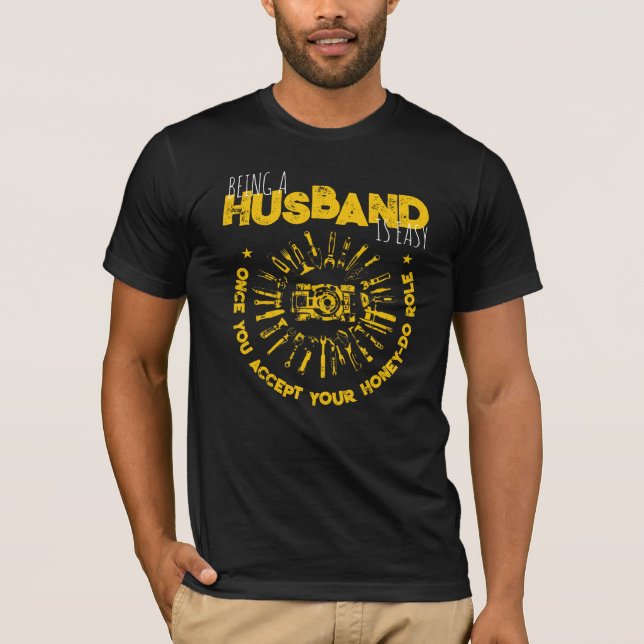 Att Vara Make är Lätt Rolig Honey-Do Roll T Shirt (Framsida)