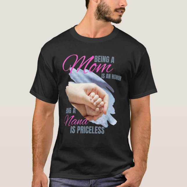 Att vara Mamma är en ära att vara Nana är ovärderl T Shirt (Framsida)