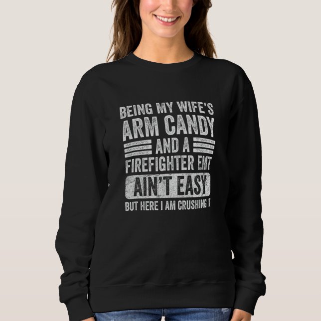 Att vara min fru i Arm Candy Firefighter EMT Funny T Shirt (Framsida)