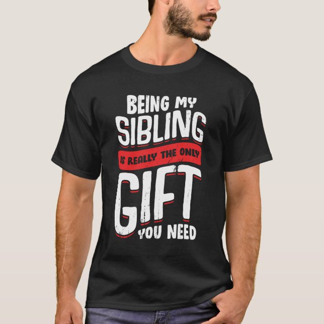 Att vara min Syskon är den enda gåva du behöver T Shirt (Framsida)