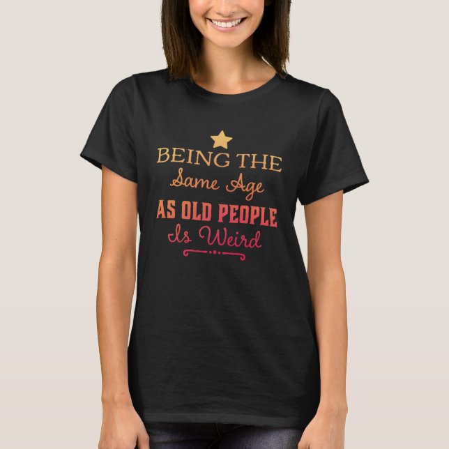 ATT VARA SAMMA ÅLDER SOM GAMLA ÄR KONSTIG 2 T SHIRT (Framsida)