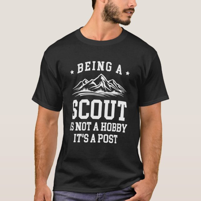 Att vara scout är inte en hobby. Det är ett inlägg T Shirt (Framsida)