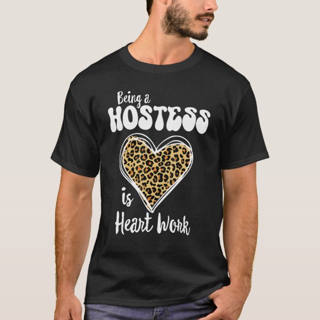 Att vara Värdinna är hjärtarbete Kärlek Leopard Va T Shirt (Framsida)