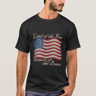 Att vifta Betsy Ross Flagga Land of the Free på gr T Shirt
