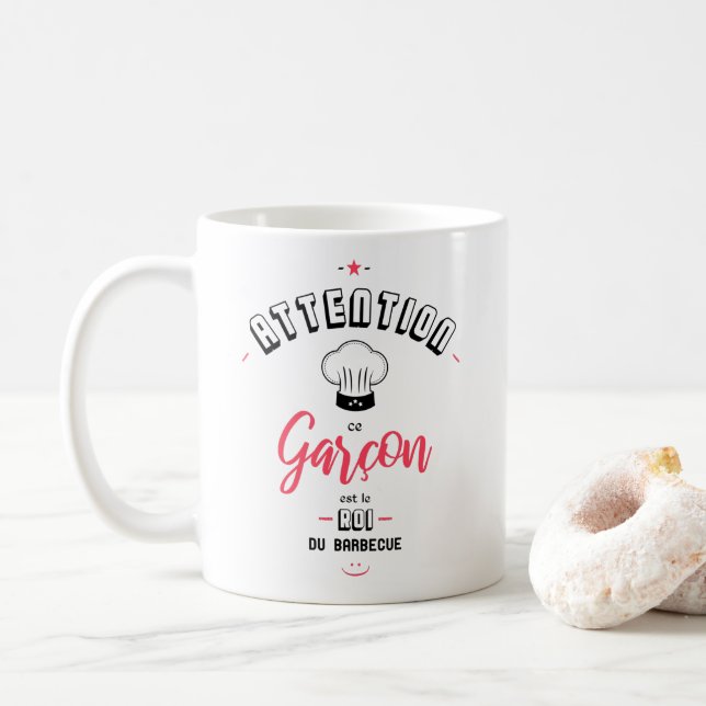 Attention ce garcon est le roi du barbecue kaffemugg (Med munk)