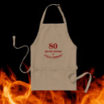 Åttio år Young och still Cookin' Förkläde<br><div class="desc">En underbar gåva till någon som är åttio år gammal och ännu längre och fortfarande kärlek för att laga mat! Anpassa din apron genom att redigera födelsedagsåldern. Välj stil och färg.</div>