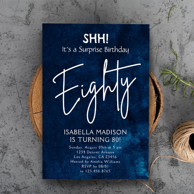 Åttio | Tunga Blå 80:e födelsedag Party Inbjudningar (Eighty | Navy Blue 80th Birthday Surprise Party Invitation
)