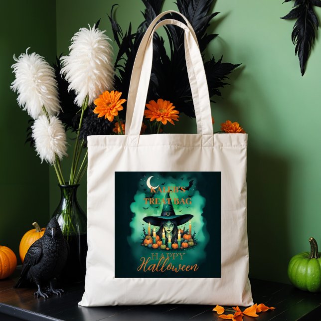 Attractive & Mystical Halloween Witch Conjures Enc Tygkasse (Attractive & Mystical Halloween Witch Conjures Enchanting Spells Amid Glowing Candles Tote Bags.)