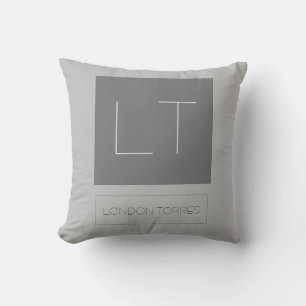 Attraktiv monogram Grått Plain Kudde