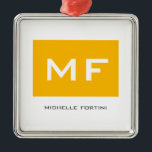 Attraktiv Monogram-Gult Vita ditt namn Julgransprydnad Metall<br><div class="desc">Är det svårt för dig att välja ett mönster enligt din egen personlighet och smak? Den här designen kanske gör ditt jobb enklare. Det här är definitivt vad du tittar för.</div>