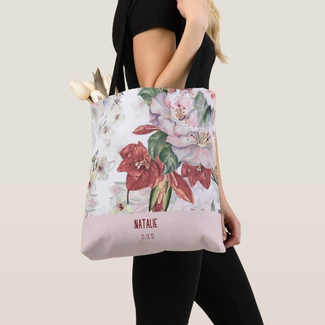 Attraktiv personlig stor blomster vinröd  tygkasse (Närbild)