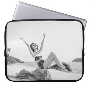 Attraktiv ung kvinna i bikini på beachvinta laptop fodral