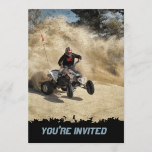 ATV på Dirt Road i Dust Cloud w/Kant Inbjudningar