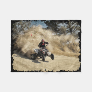 ATV på grusvägen dammar av in molnet w/Edges Fleecefilt