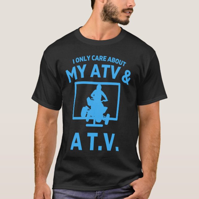 ATV Quad Bike Off Road Road TV Watcher Manar T Shirt (Framsida)