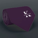Aubergine | Elegant Monogram Namn | ensidig Slips<br><div class="desc">En ensidig elegant med ett fetstilt, vitt monogram över lilan av Eggplant. Ovanpå detta monogram sitter ditt förnamn eller efternamn som är skrivet i alla huvudstäder. Över 40 unika färg finns i både ensidiga och tvåsidiga versioner. Du kan bläddra bland dem genom att klicka på samlingen.</div>