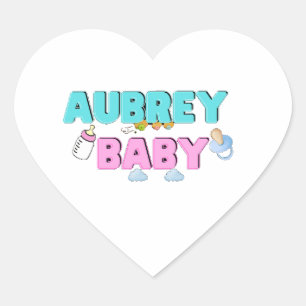 Aubrey med fjäril och moln hjärtformat klistermärke
