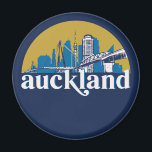 Auckland New Zealand Vintage City Skyline Magnet<br><div class="desc">Vintage- och reflexritorier med vackra skyliner, attraktion och cityscape-konst. Coola skyscraper och byggnad silhuette illustrerar handelsvara för turister och resenärer. Perfekt som souvenir att ta med sig hem när man reser hela världen runt. Spara minnet av din resa och semester med familj och vänner. Bakgrunden till färg kan anpassas till...</div>