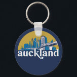 Auckland New Zealand Vintage City Skyline Nyckelring<br><div class="desc">Vintage- och reflexritorier med vackra skyliner, attraktion och cityscape-konst. Coola skyscraper och byggnad silhuette illustrerar handelsvara för turister och resenärer. Perfekt som souvenir att ta med sig hem när man reser värld runt. Spara minnet av din resa och semester med familj och vänner. Bakgrunden till färg kan anpassas till färg....</div>