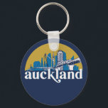 Auckland New Zealand Vintage City Skyline Nyckelring<br><div class="desc">Vintage- och reflexritorier med vackra skyliner, attraktion och cityscape-konst. Coola skyscraper och byggnad silhuette illustrerar handelsvara för turister och resenärer. Perfekt som souvenir att ta med sig hem när man reser värld runt. Spara minnet av din resa och semester med familj och vänner. Bakgrunden till färg kan anpassas till färg....</div>