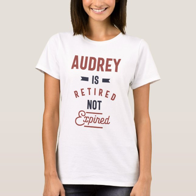 Audrey är pensionerad men inte förfallen t shirt (Framsida)