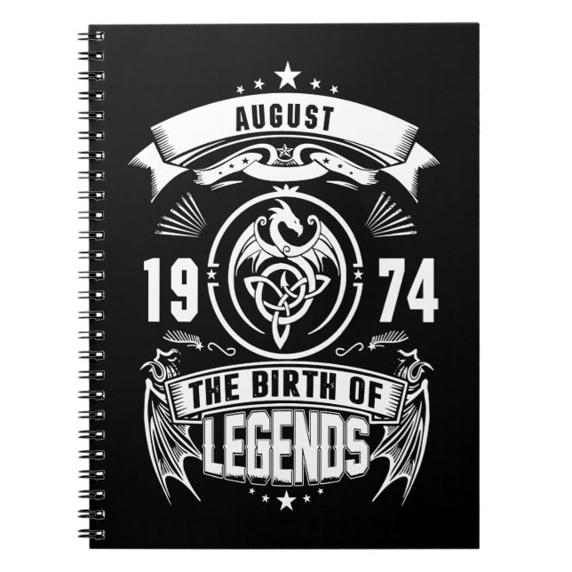 August Gift | 1974 Legendarnas födelse Anteckningsbok (Framsidan)