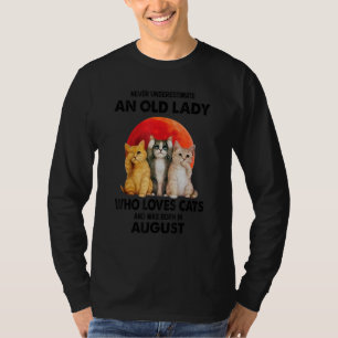 August underskatta aldrig en gammal Dam som Kärlek T Shirt