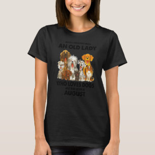 August underskatta aldrig en gammal Dam som Kärlek T Shirt