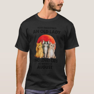 August underskatta aldrig en gammal Dam som Kärlek T Shirt