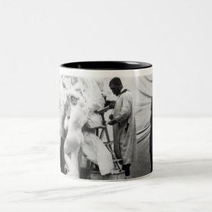 Auguste Rodin i hans Paris studio Två-Tonad Mugg