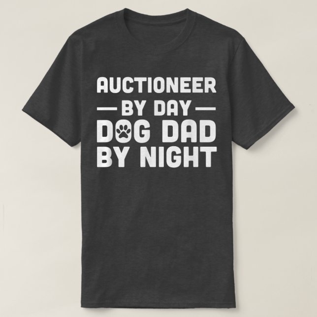 Auktionsförrättare per dag Hund Pappa per natt T Shirt (Design framsida)