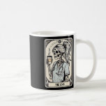 Auktoriserad Sjuksköterska i stant Tarot Card Skel Kaffemugg<br><div class="desc">Auktoriserad Sjuksköterska med stant Tarot Card Skeleton Cna Halloween</div>