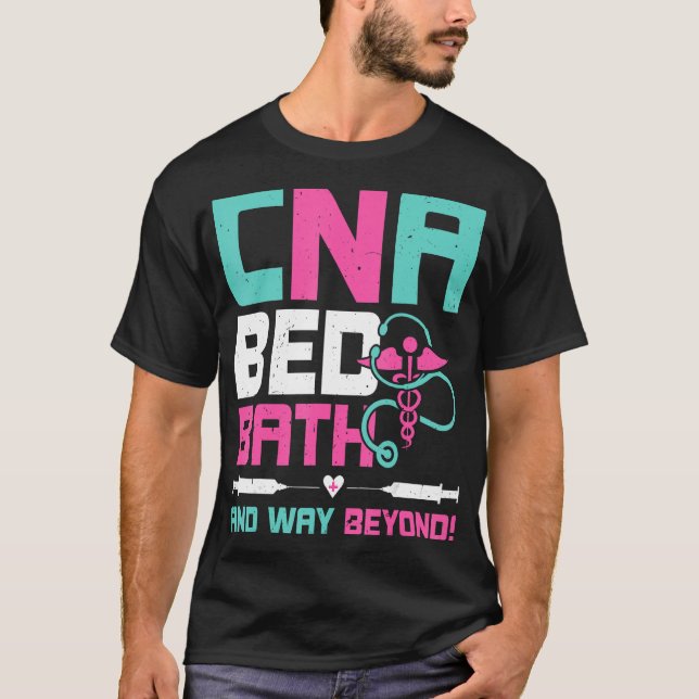 Auktoriserad Sjuksköterskeassistent CNA Bed Bath a T Shirt (Framsida)