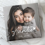 Auntie Est-årets handskrivet manushjärta Magnet<br><div class="desc">Täck ut magnet med texten "Auntie" i ett handskrivet stil-skript med ett litet hjärta i slutet och året nedan som ett överlägg över anpassningsbarnas foto.</div>
