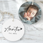 Auntie Est-års handskrivet hjärtfoto för skript<br><div class="desc">Fotonyckelkedja med texten "Auntie" i ett handskrivet stil-skript med lite hjärta i slutet och året nedan.</div>
