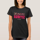 Auntie Groovy Rosa Flower Vintage Blommigt Moster T Shirt<br><div class="desc">Fira kärlek och glädjen över att vara moster med Anpassningsbarnas Moster T-shirt. Oavsett om man går förbi Auntie eller moster är den här personligen för nytt moster designad för att göra hjärtat blommat med glädje. Bygg upp den tidslingslösa skönheten i blommigten av vintagen. Den ömtåliga, handgjorda snäckblomman ge är en...</div>