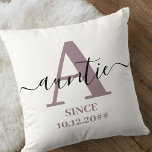 Auntie Monogram Elegant Script Mauve Kudde<br><div class="desc">Pillow for auntie - ny eller sedan länge etablerad, som du kan anpassa med det datum de blev moster. Trendigets minimalistiska utformning har en subtil färg palett med ljust, svart och vitt. Det har ett obundet monogram, med det första brev A- och namn-untie, som är skrivet i modern typografi och...</div>